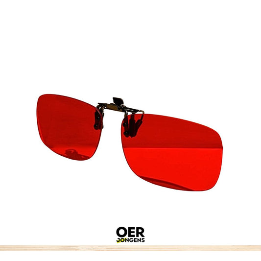 Zelfsluitende clip voor je eigen bril. Kies oranje (500 nm) of rood (540 nm) om blauw/groen licht te blokkeren en je avondrust te ondersteunen.
